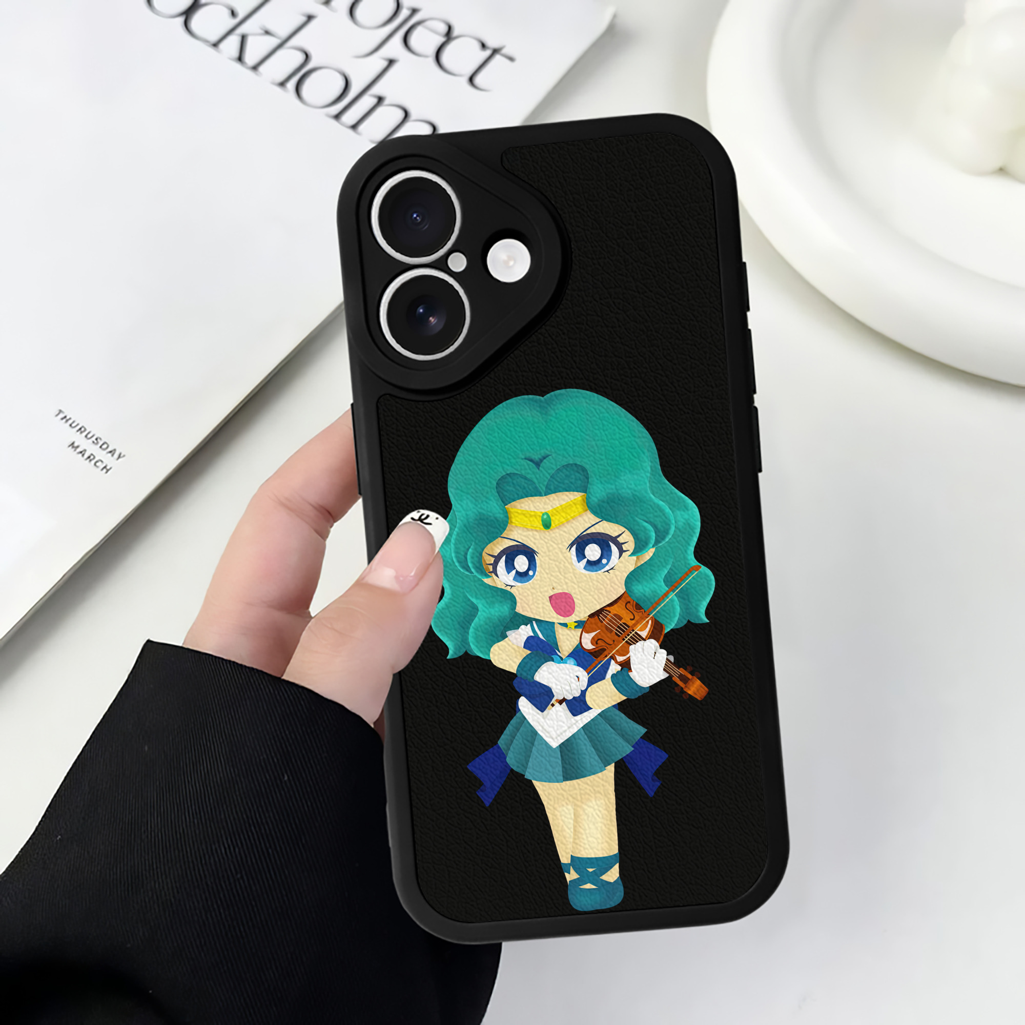 （画像用） 美少女戦士セーラームーン 海王 みちる（かいおう みちる） Sailor Moon Kaiou Michiru 【iPhone 16シリーズ対応】シリコンスマホケース（レザー調） 材質：シリコン